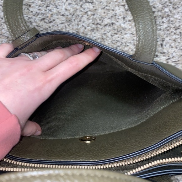 🦋Olive green spacious handbag with gold detailing! - Picture 5 of 12